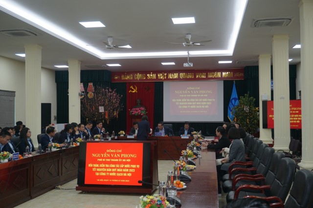 Phó Bí thư Thành ủy Hà Nội Nguyễn Văn Phong kiểm tra công tác chuẩn bị cấp nước Tết Nguyên đán 2023 của Công ty Nước sạch Hà Nội